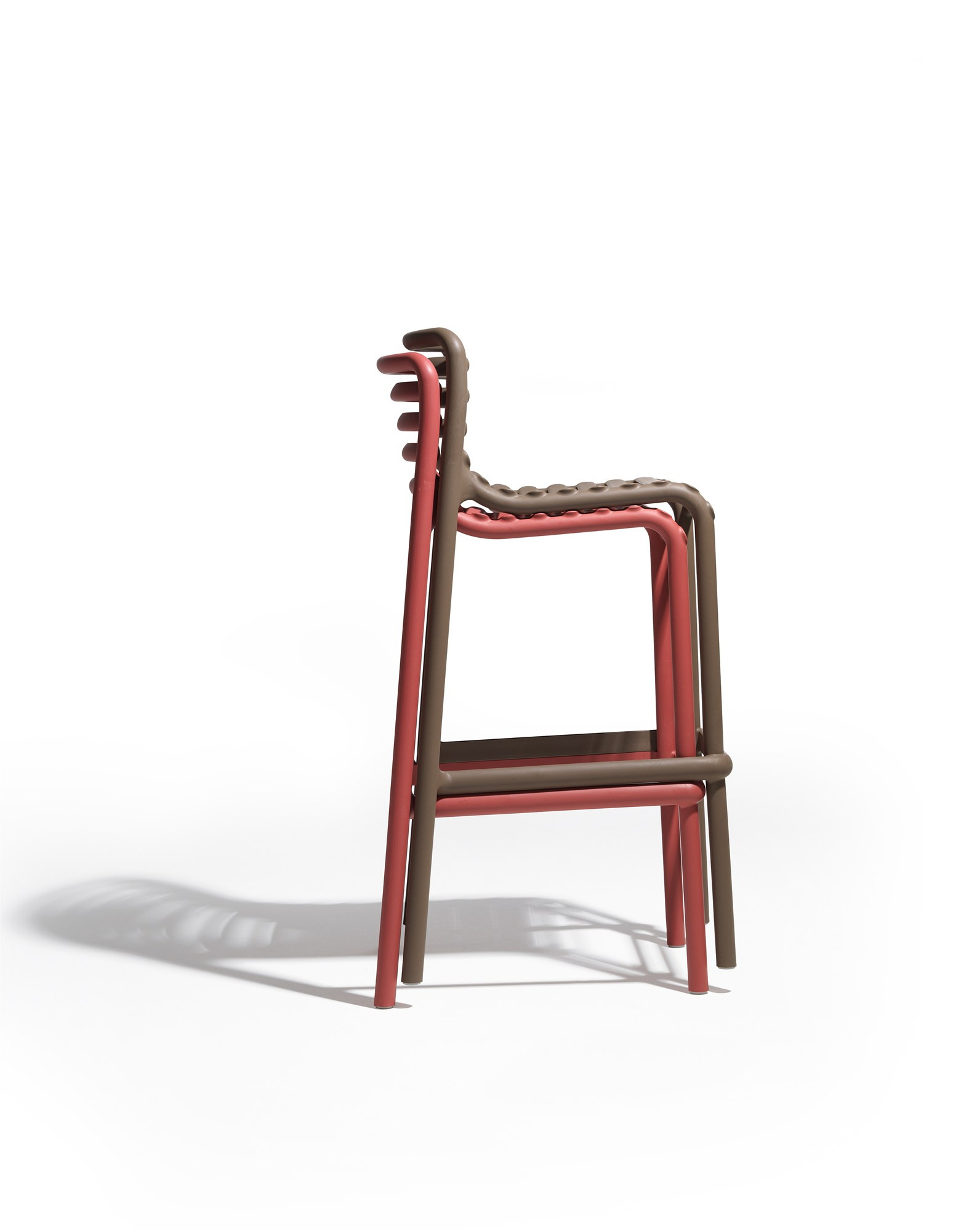 Tabourets Doga Stool marsala empilés