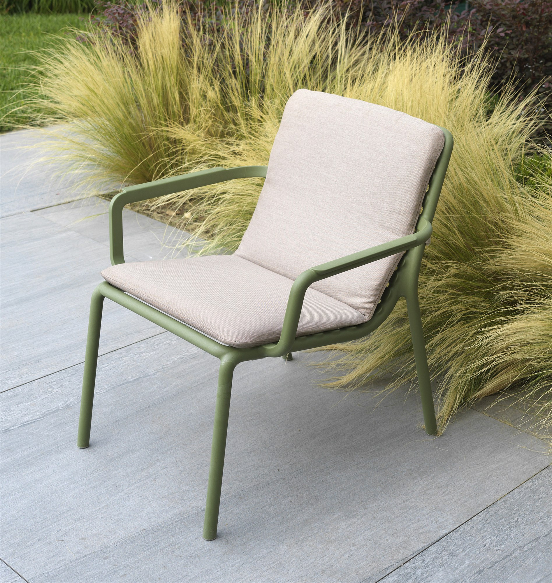 Fauteuil Doga Relax agave et coussin lino dans les graminées