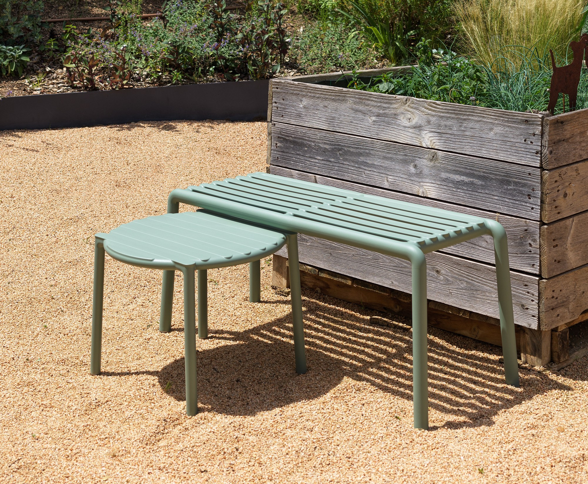 Banc Doga Bench menta et table basse Doga devant la jardinière