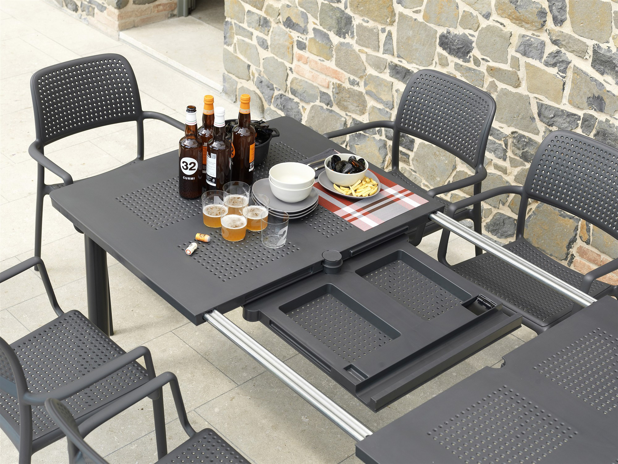 Fauteuils Bora antracite en terrasse