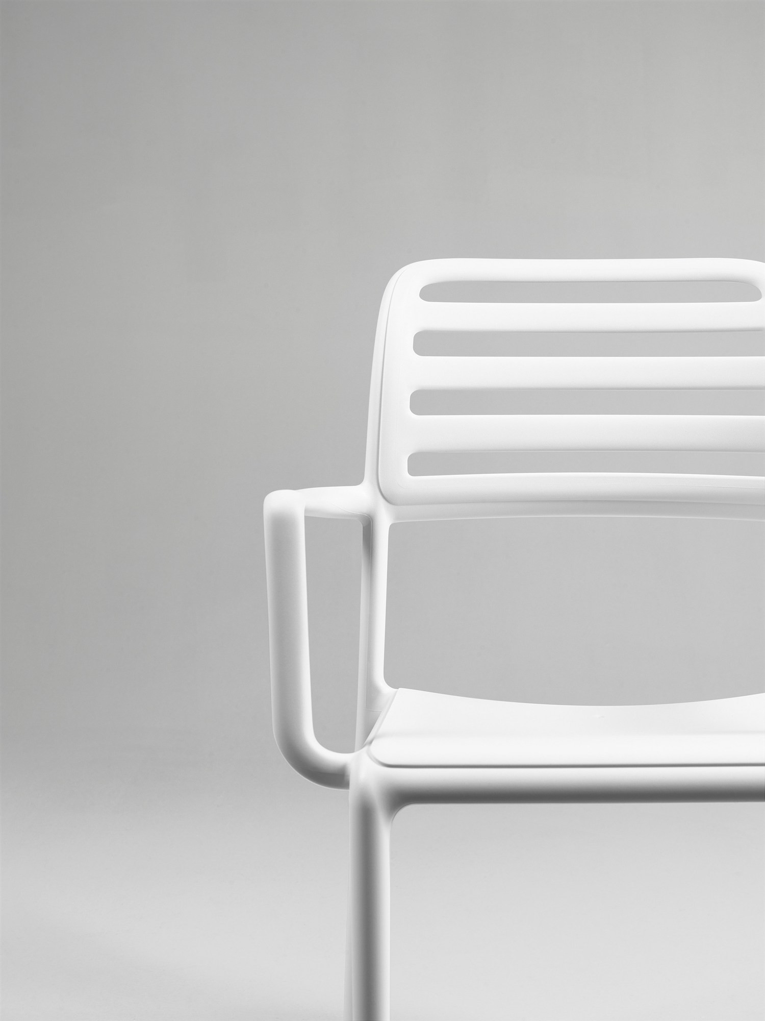 Fauteuil Costa bianco, détail du dossier et de l’accoudoir