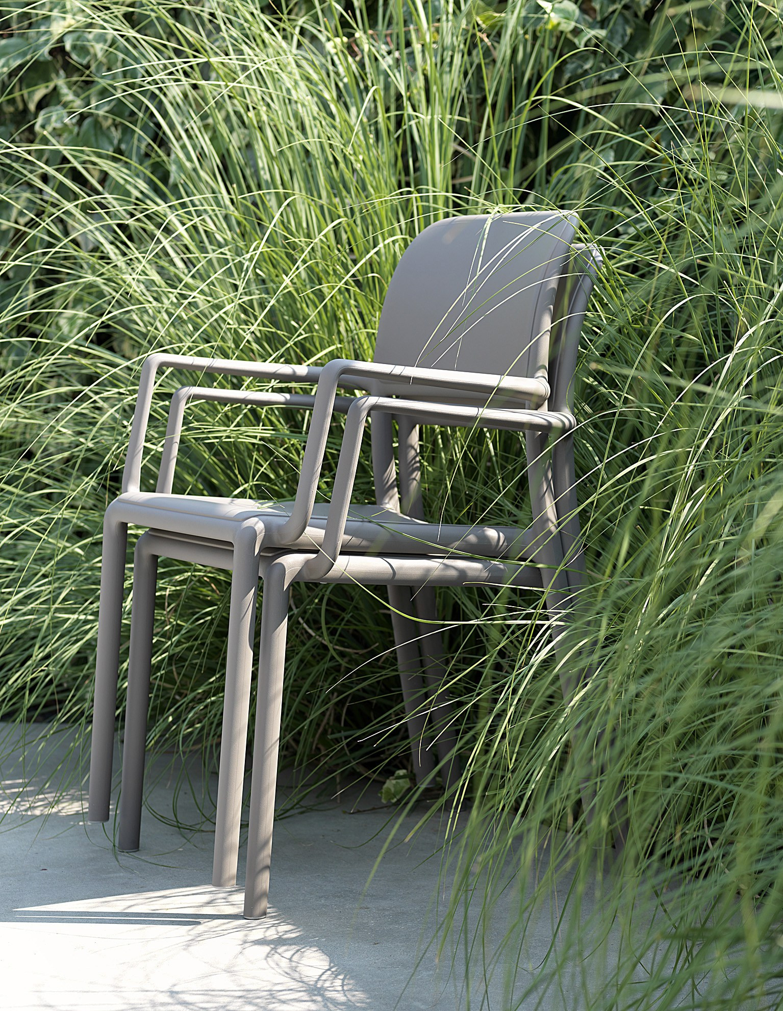 Fauteuils Riva tortora empilés dans le jardin