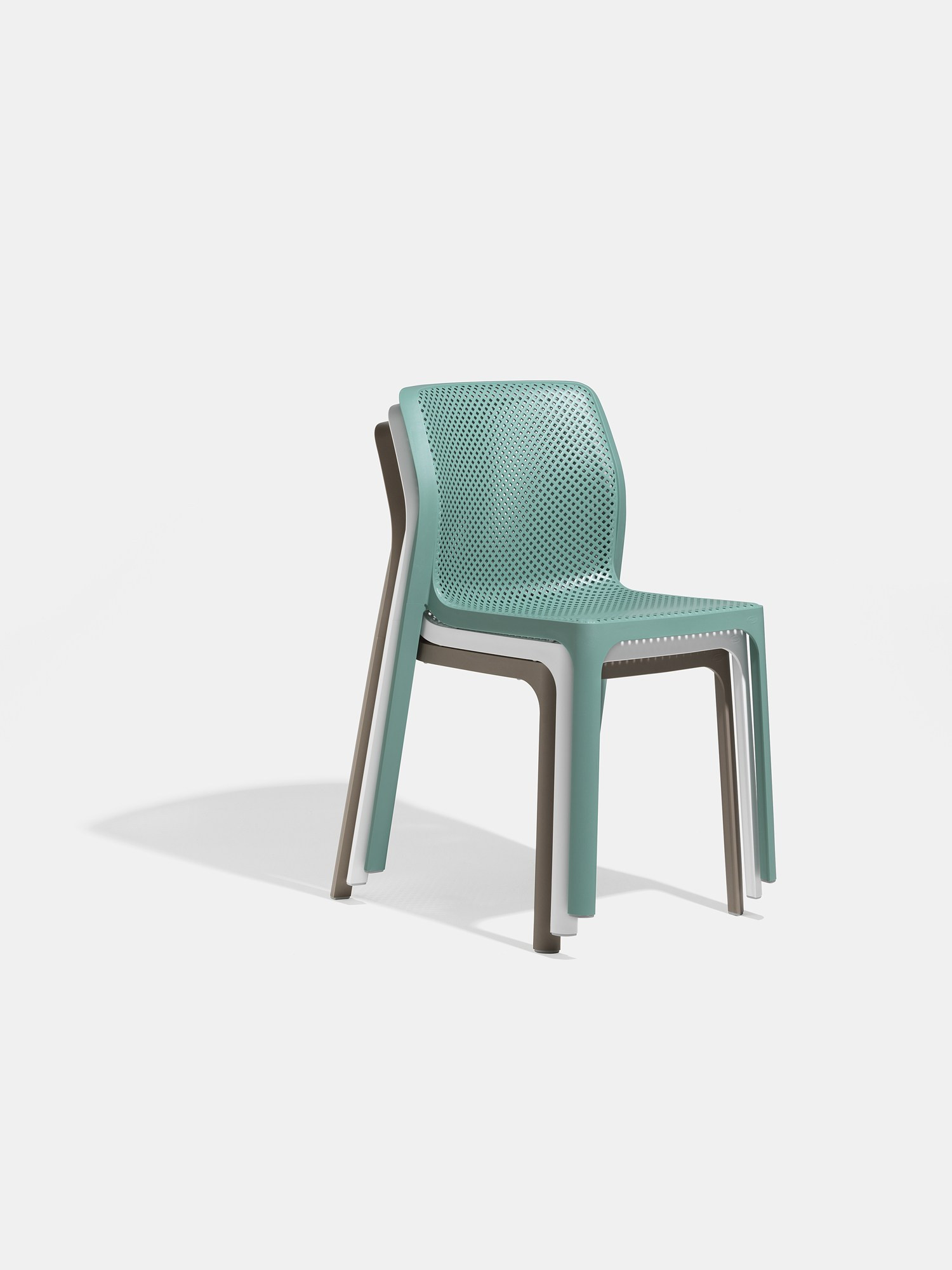 Chaises Bit salice empilées
