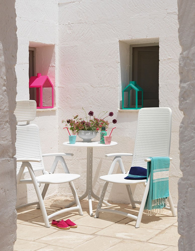 Fauteuils Darsena bianco autour de la table Spritz