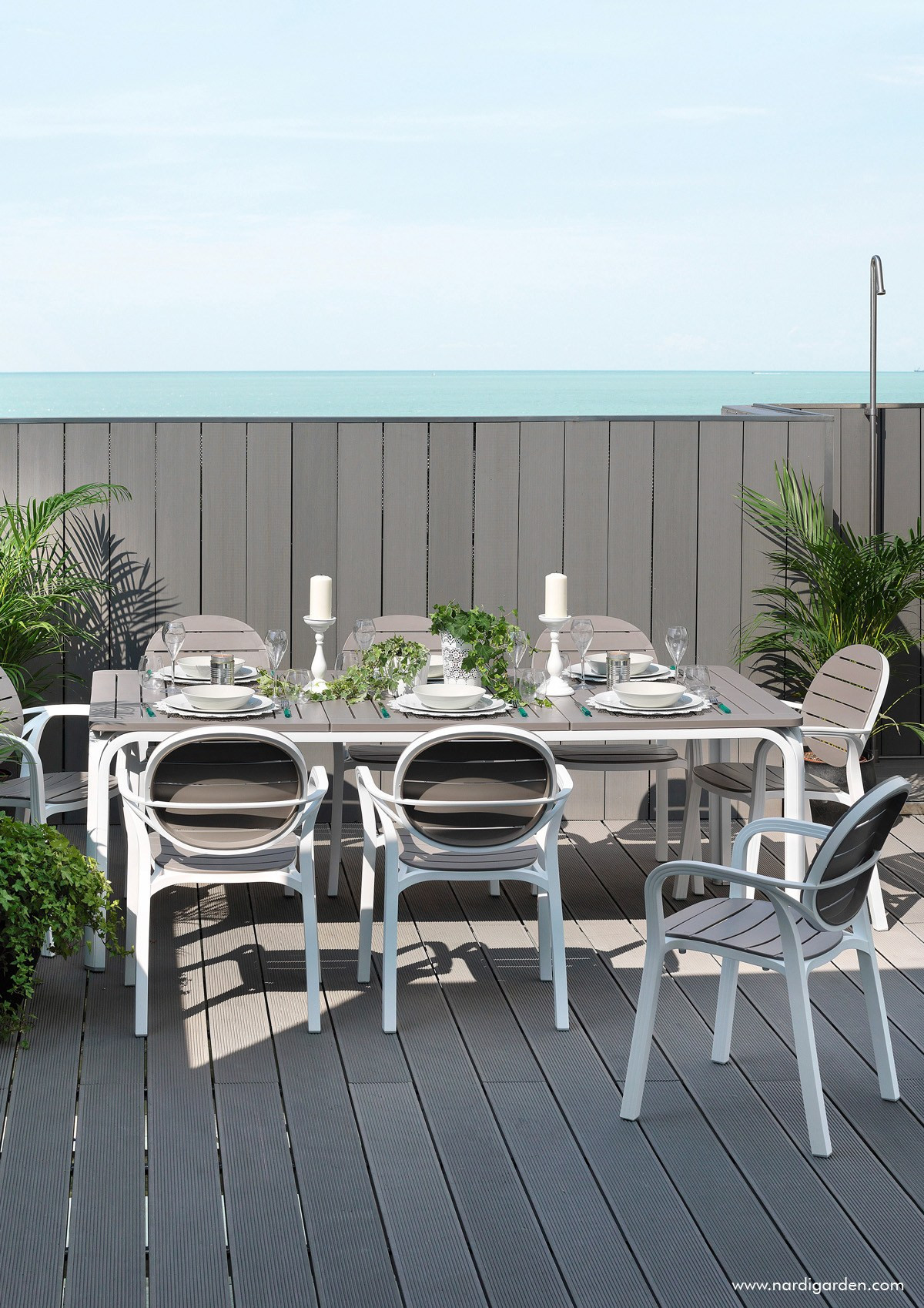Fauteuils Palma au bord de la piscine
