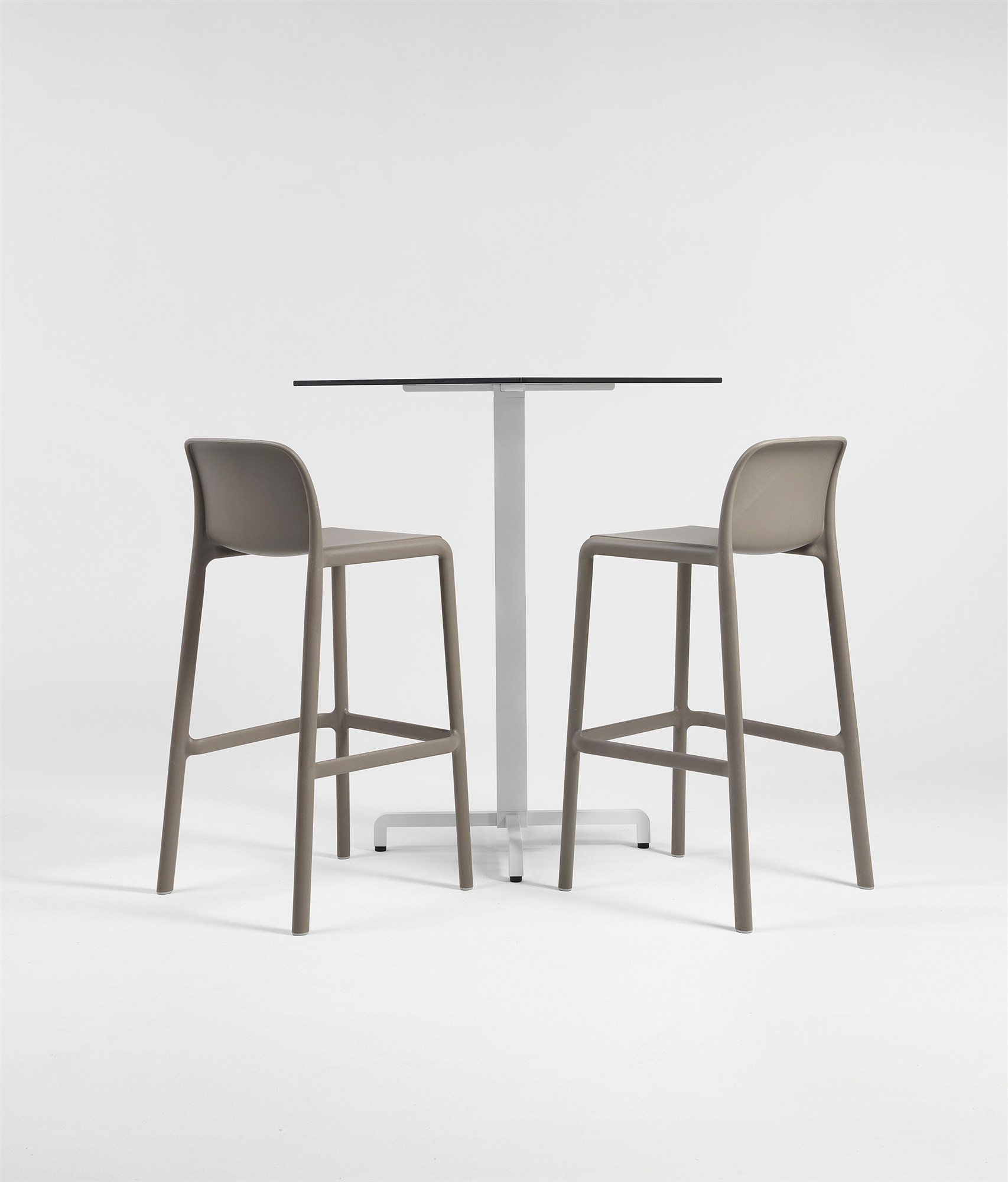 Tabourets Faro tortora et table haute