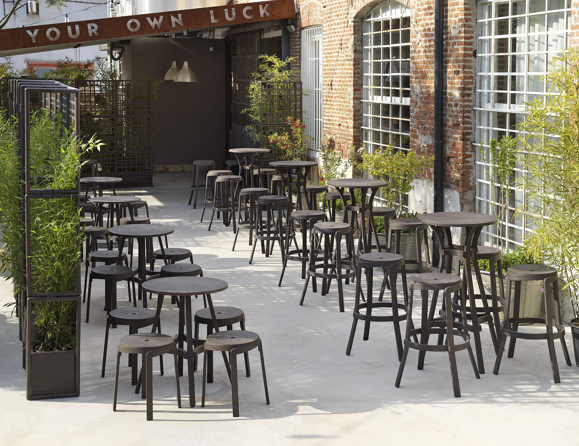 Tabourets Stack sur la terrasse d’un café