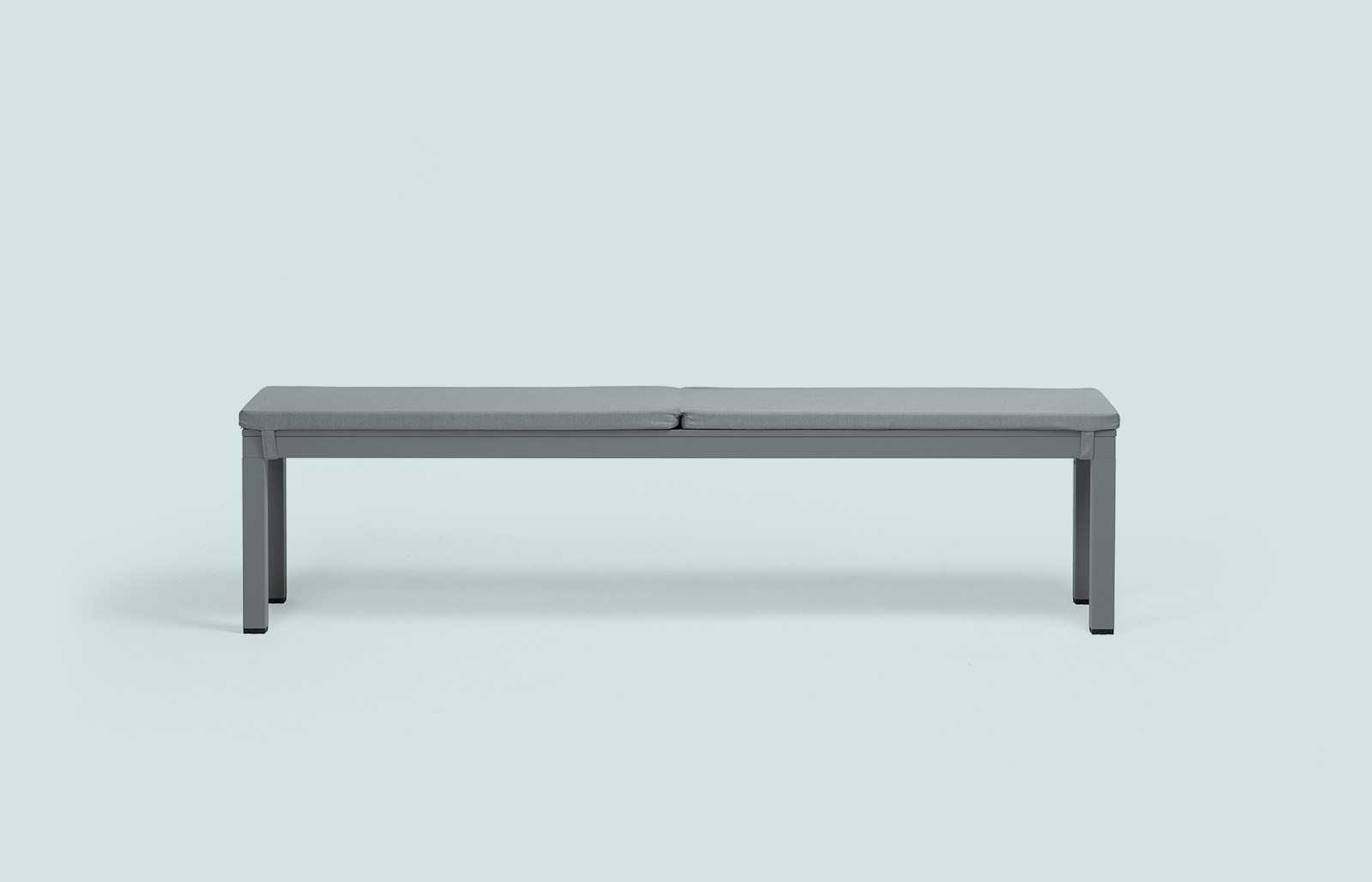 Banc Rio Bench Alu avec son coussin grigio, en terrasse